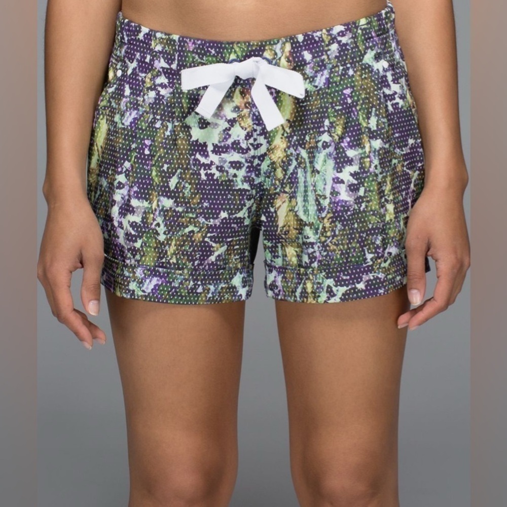 Lululemon Spring Break Away Short in Floral Sport White Multi size 4